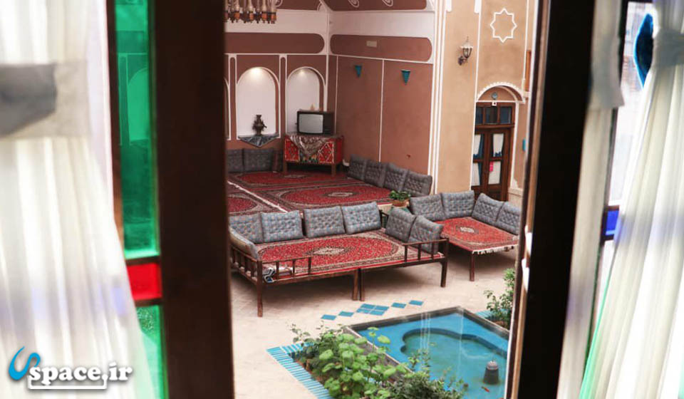 نمای اتاق رو به حیاط هتل سنتی فیروزه - یزد